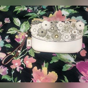 ON AUCTION RN 3 HRS LEFTCoach Bags Coach 1941 Tea Rose Wristlet Wallet NWOT